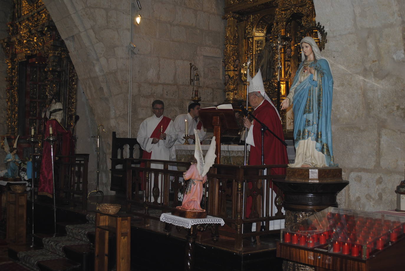 El cardenal arzobispo de Valladolid, Ricardo Blázquez, ha entregado este sábado la reliquia del patrón, durante la solemne misa de la festividad de San Clemente.