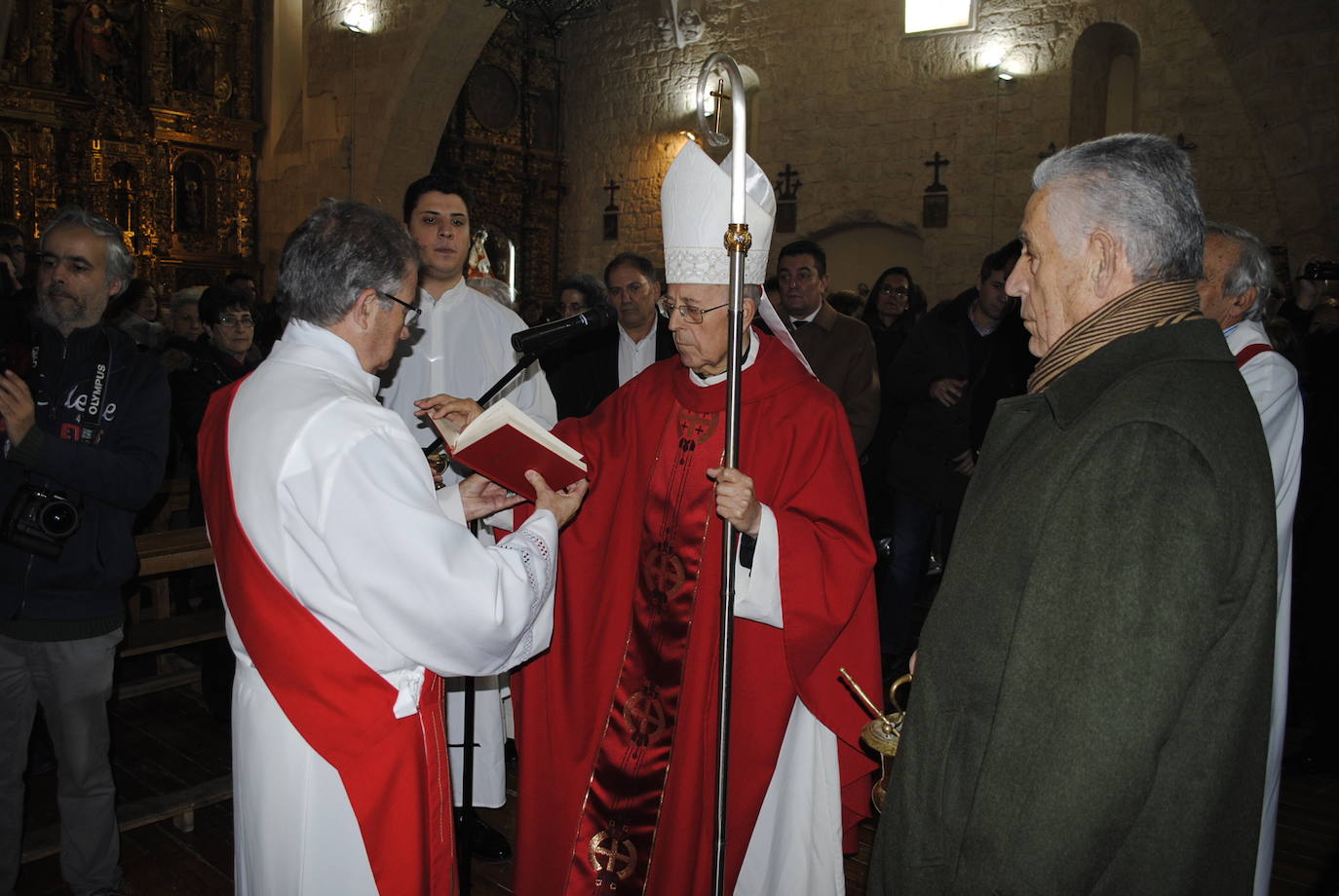 El cardenal arzobispo de Valladolid, Ricardo Blázquez, ha entregado este sábado la reliquia del patrón, durante la solemne misa de la festividad de San Clemente.