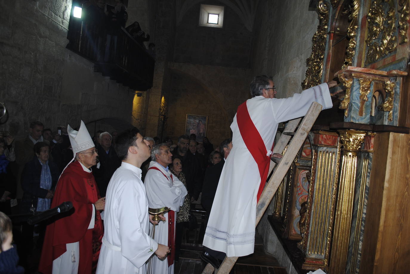 El cardenal arzobispo de Valladolid, Ricardo Blázquez, ha entregado este sábado la reliquia del patrón, durante la solemne misa de la festividad de San Clemente.