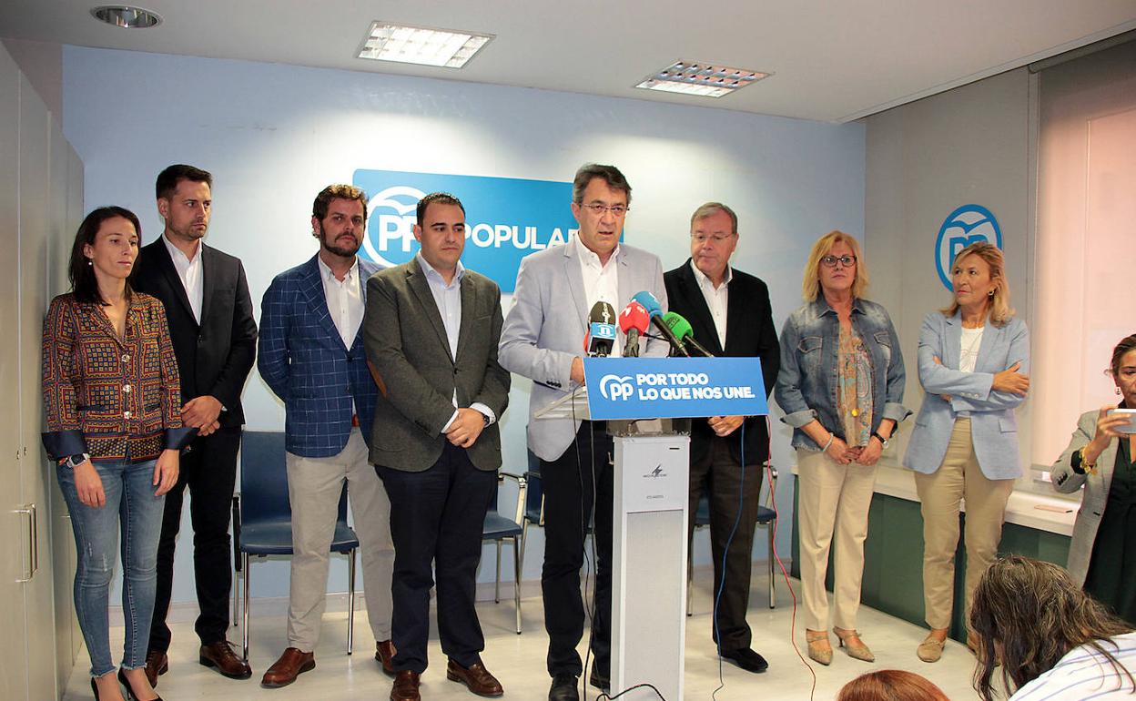 Caras de circunstancias en la foto de 'familia' de los candidatos del PP al Congreso y Senado por León.