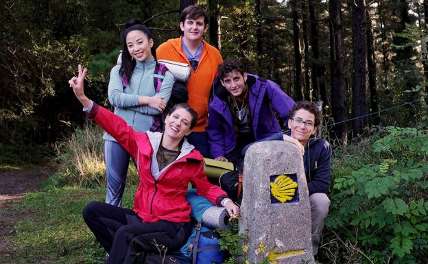 'Caminantes'. Koldo Serra dirige la primera serie de ficción de Orange TV en España, que pretende donquistar al público más joven con la terrorífica crónica de un grupo de chavales que desaparece mientras recorren el Camino de Santiago. Los ocho episodios de veinte minutos están rodados con móviles, como si fueran las grabaciones encontradas de los chicos, para adaptarse al lenguaje milenial.