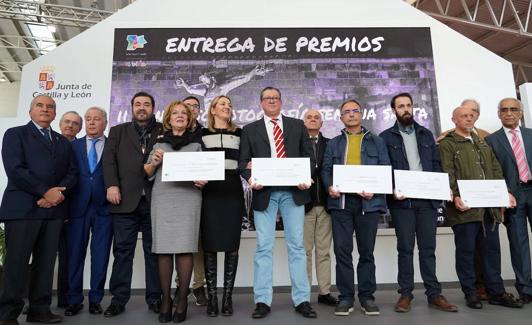 Estrella Torrecilla, posa con los premiados y presentantes de cofradías en la entrega de los premios del Concurso de Fotografía de Semana Santa.