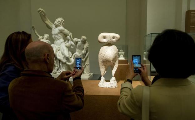 Varias personas disfrutan de al exposición 'Miró. La musa blanca', en la Casa del Sol, en el Museo de Escultura. 