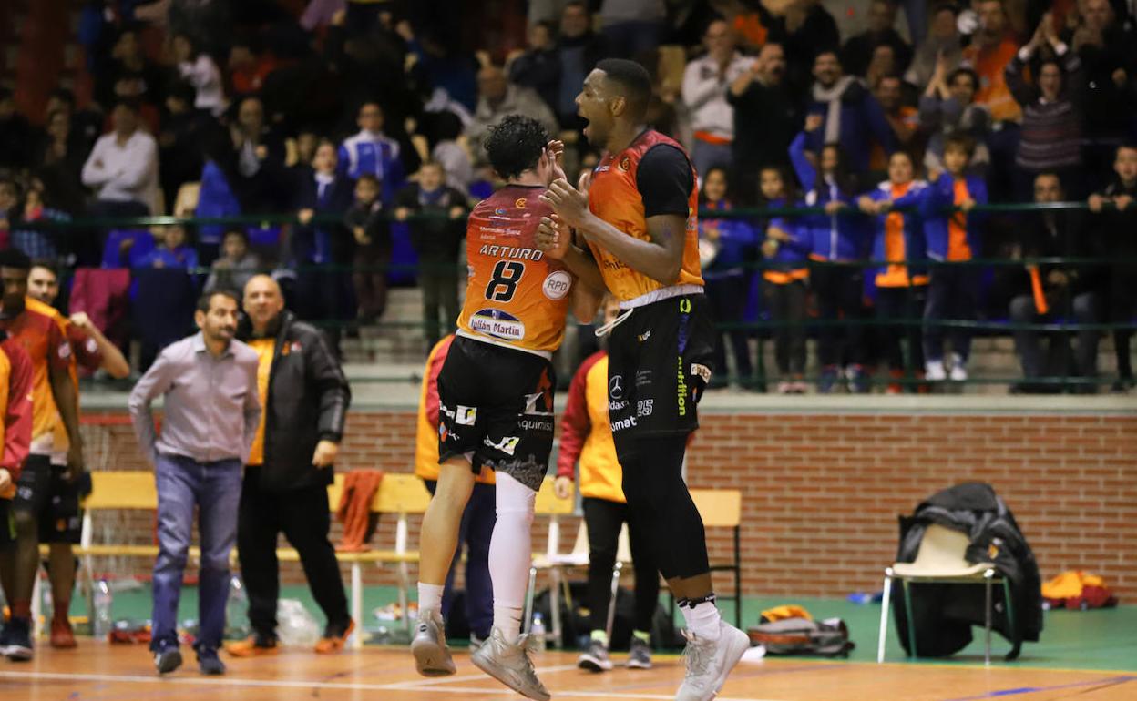 Los jugadores de Aquimisa celebran una canasta. 