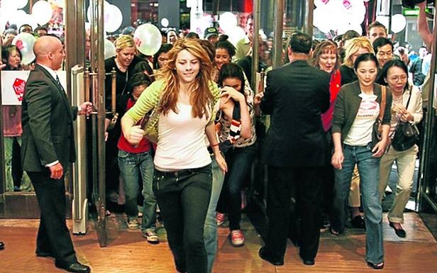 Entrada a un comercio en rebajas.