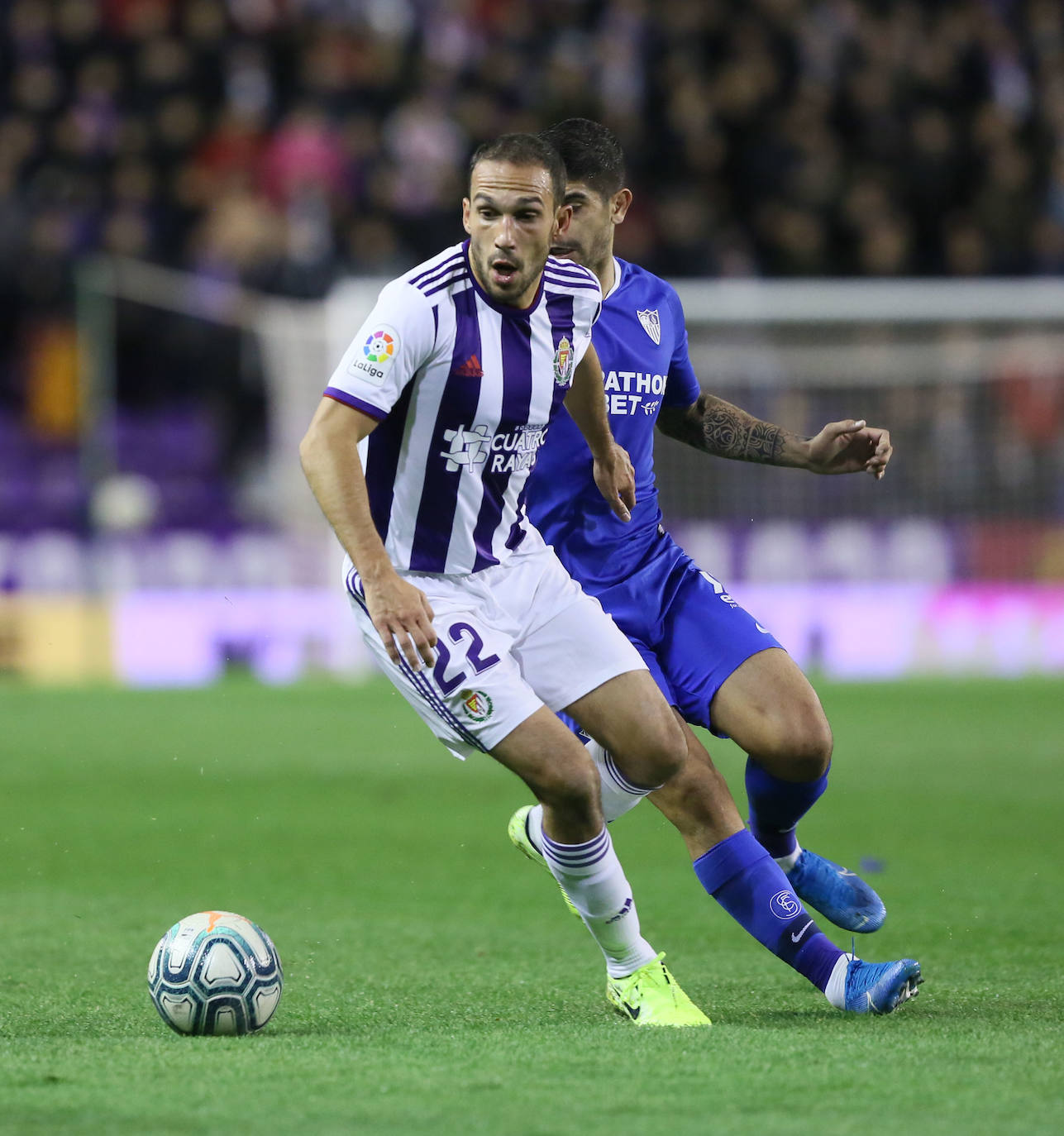 Un penalti marcado a la segunda por Banega lleva al Real Valladolid a sufrir la primera derrota de la temporada en Zorrilla.