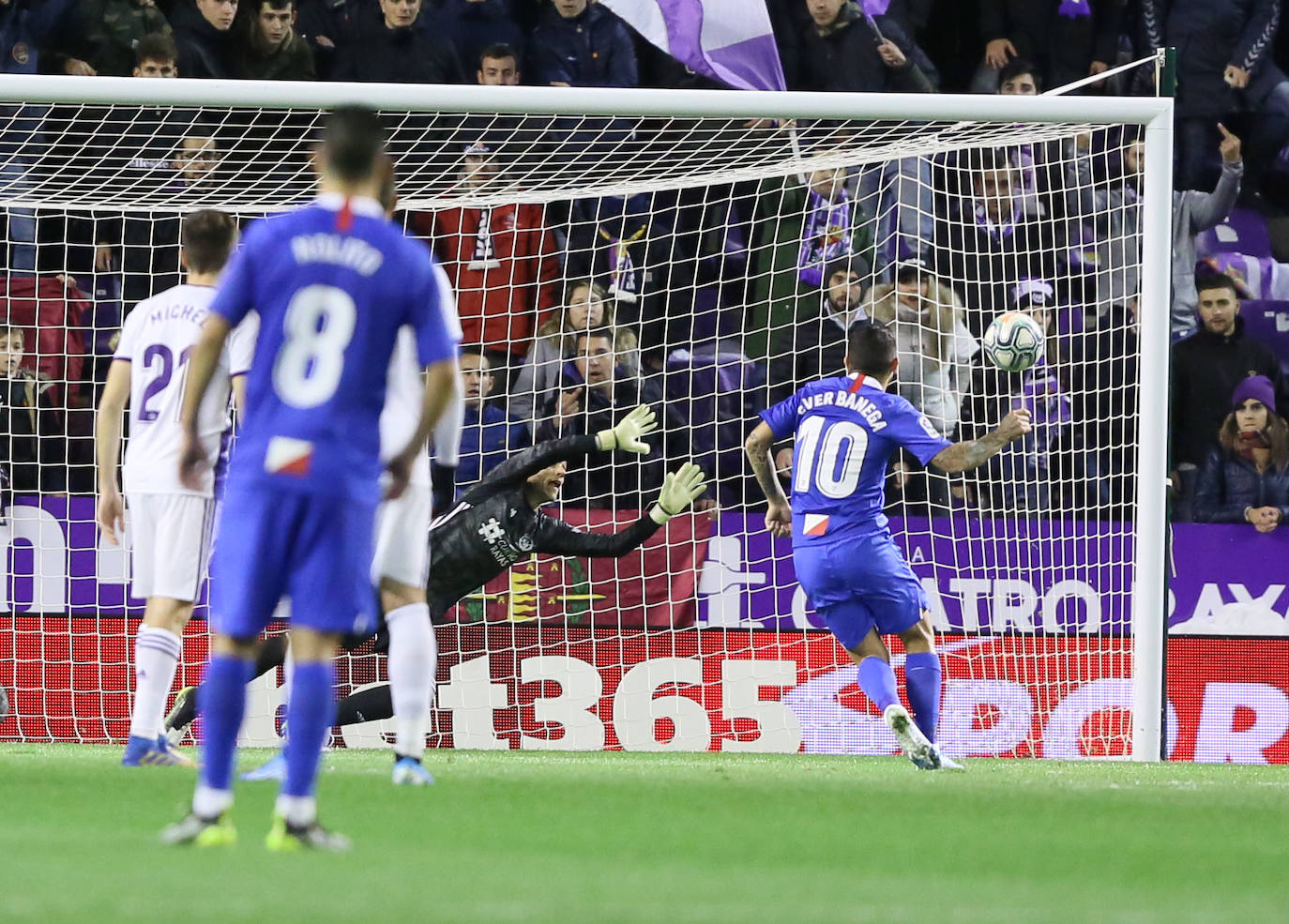 Un penalti marcado a la segunda por Banega lleva al Real Valladolid a sufrir la primera derrota de la temporada en Zorrilla.