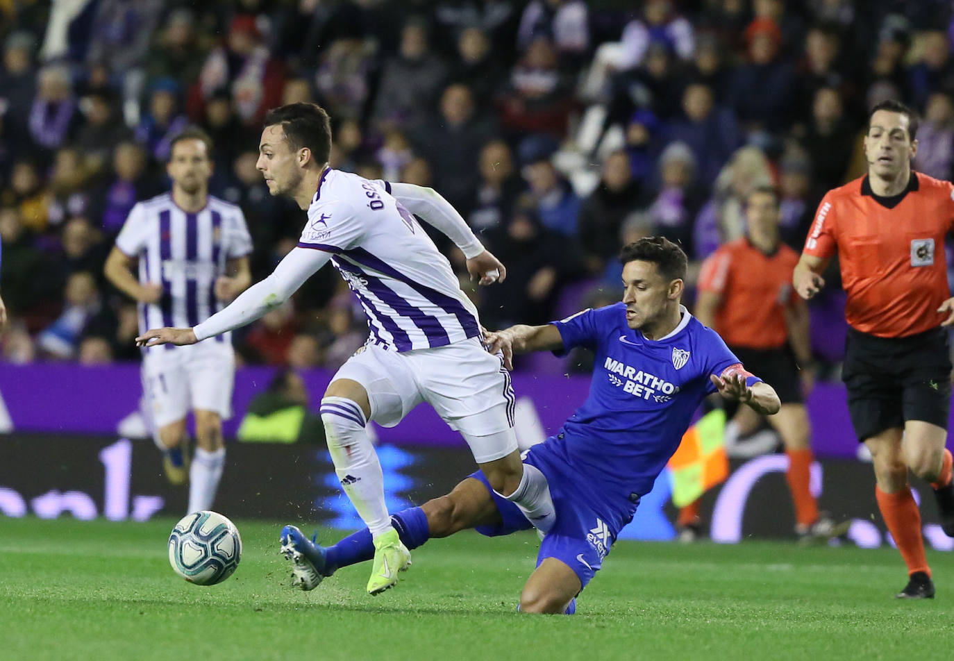 Un penalti marcado a la segunda por Banega lleva al Real Valladolid a sufrir la primera derrota de la temporada en Zorrilla.