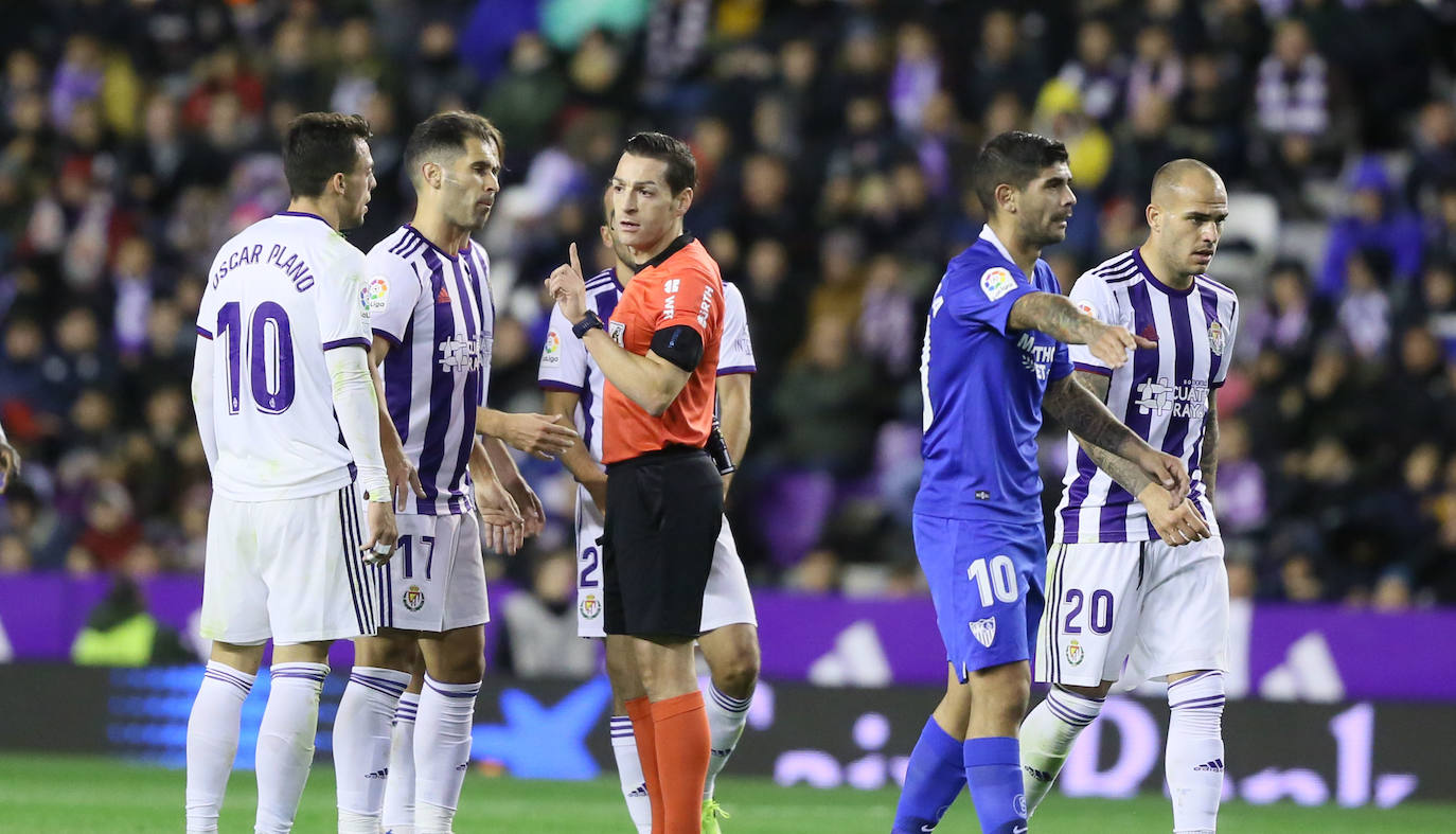 Un penalti marcado a la segunda por Banega lleva al Real Valladolid a sufrir la primera derrota de la temporada en Zorrilla.