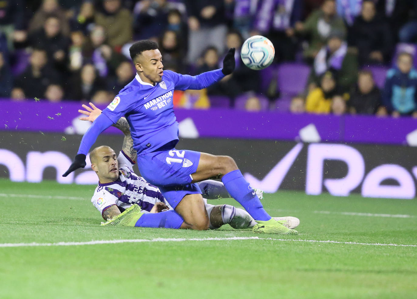 Un penalti marcado a la segunda por Banega lleva al Real Valladolid a sufrir la primera derrota de la temporada en Zorrilla.