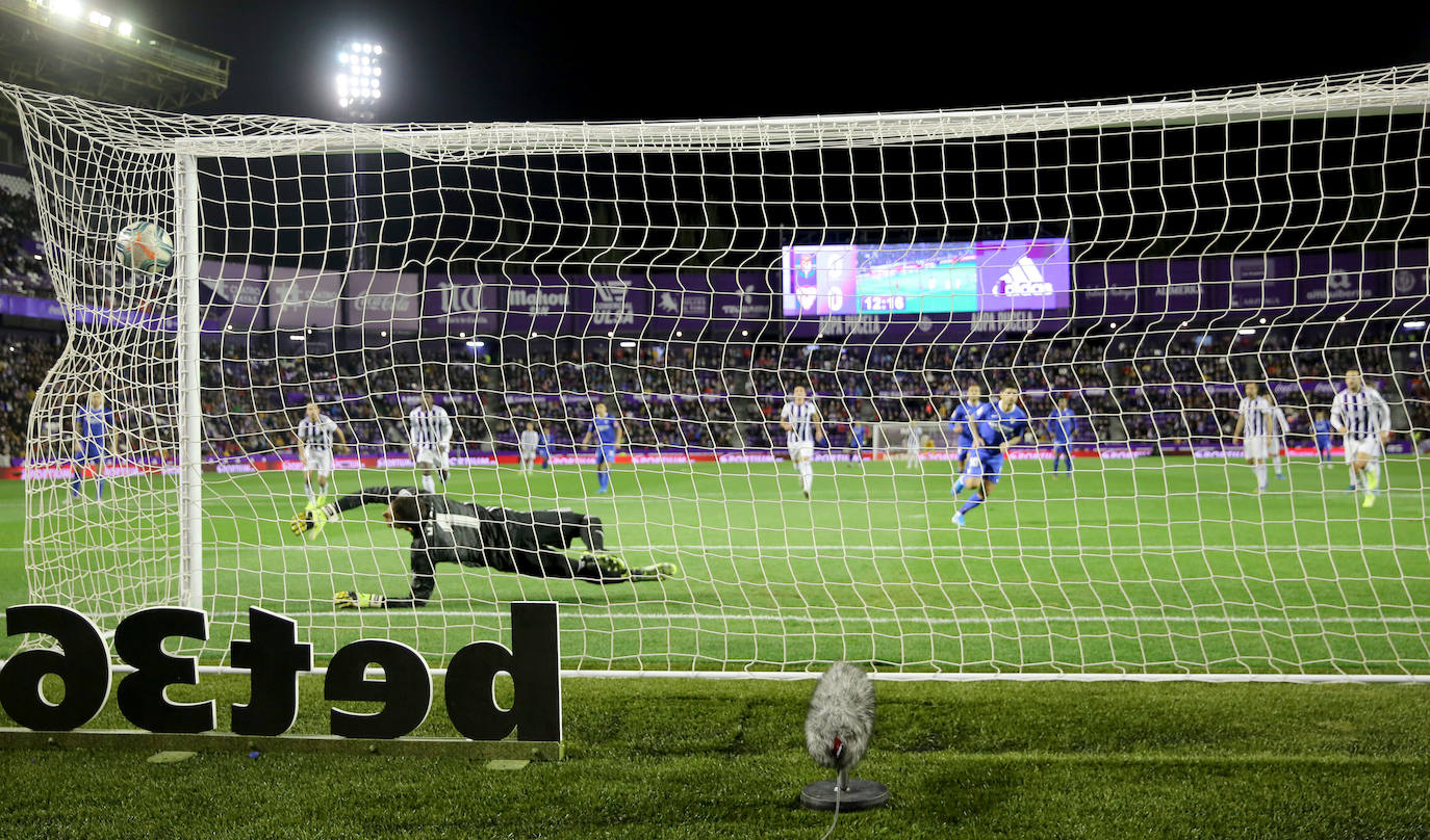 Un penalti marcado a la segunda por Banega lleva al Real Valladolid a sufrir la primera derrota de la temporada en Zorrilla.