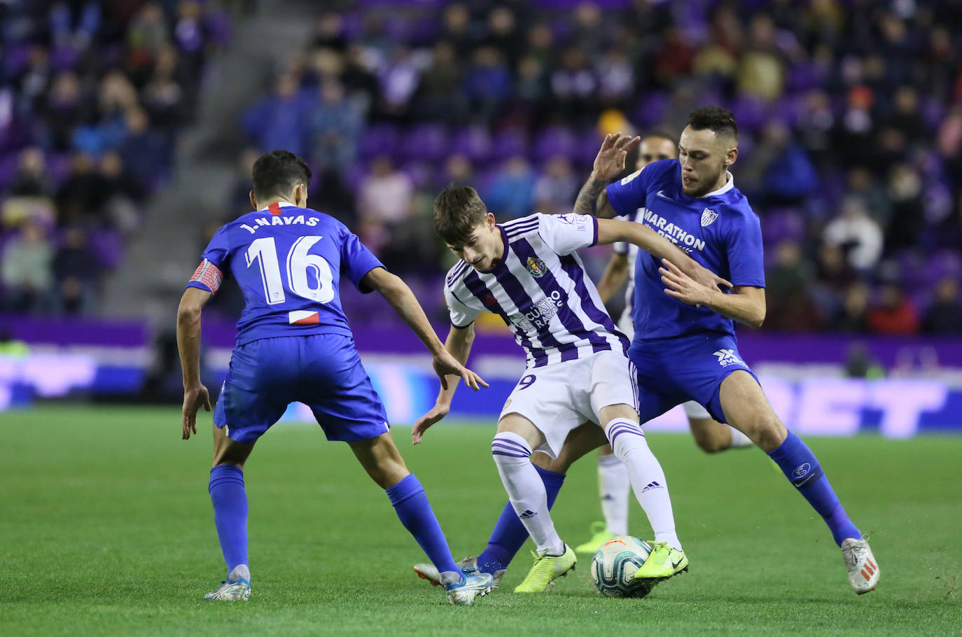 Un penalti marcado a la segunda por Banega lleva al Real Valladolid a sufrir la primera derrota de la temporada en Zorrilla.