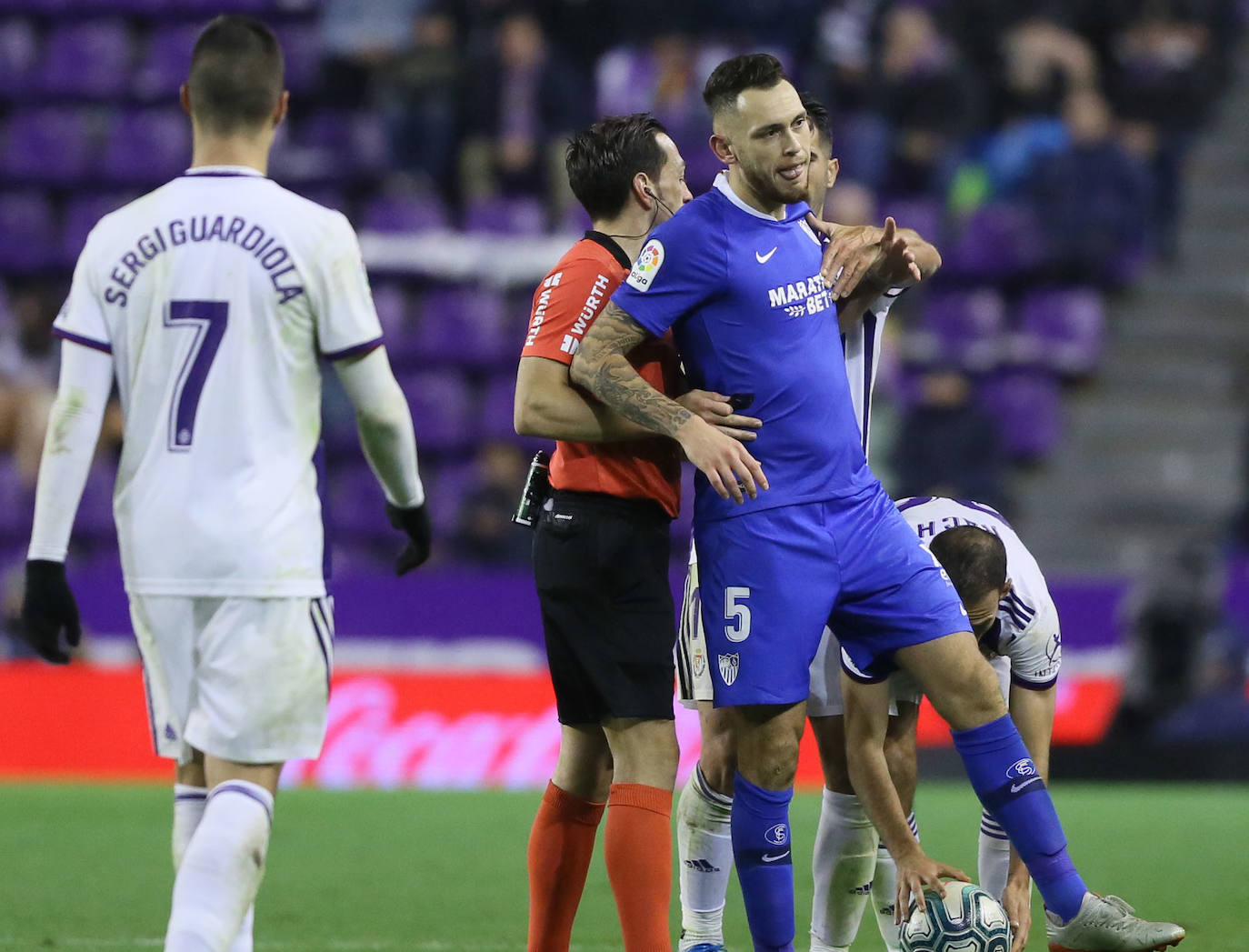 Un penalti marcado a la segunda por Banega lleva al Real Valladolid a sufrir la primera derrota de la temporada en Zorrilla.