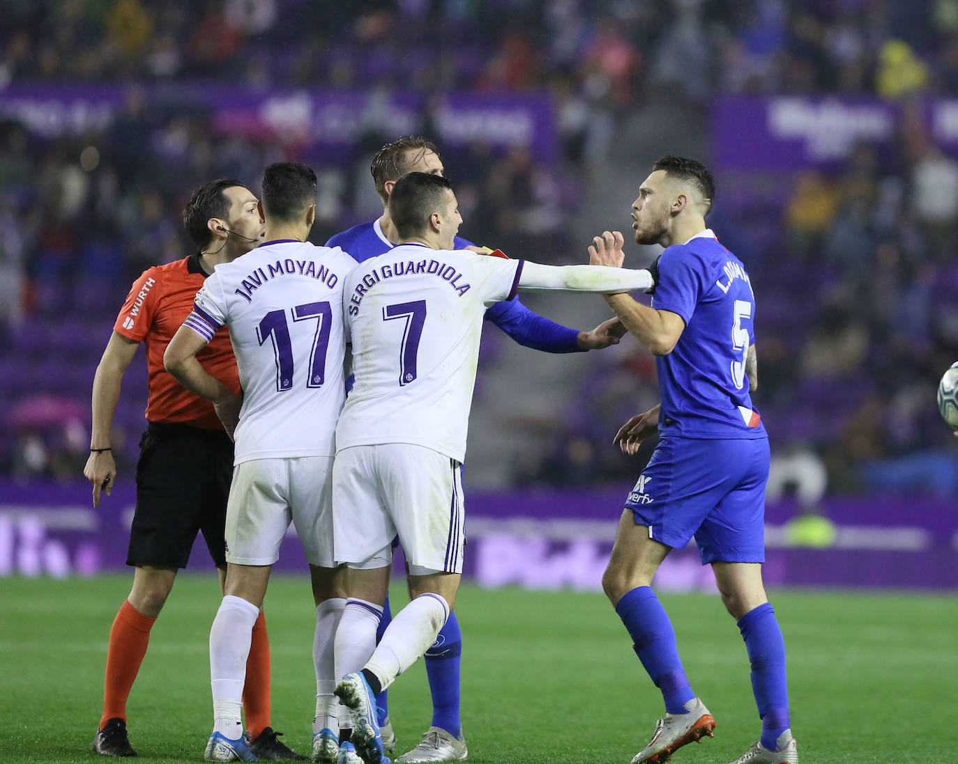 Un penalti marcado a la segunda por Banega lleva al Real Valladolid a sufrir la primera derrota de la temporada en Zorrilla.