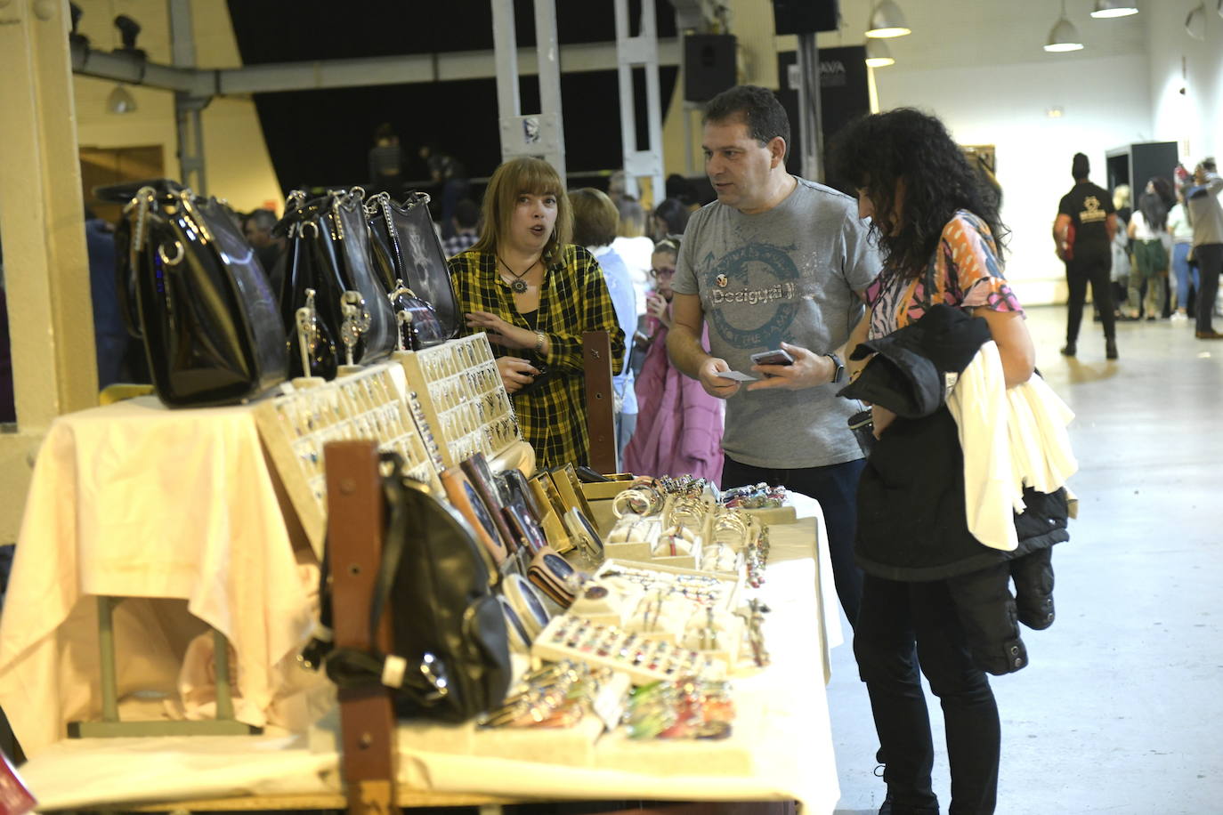 La cita ha llenado el recinto artístico de bigotes, símbolo de este movimiento internacional por la salud masculina. 