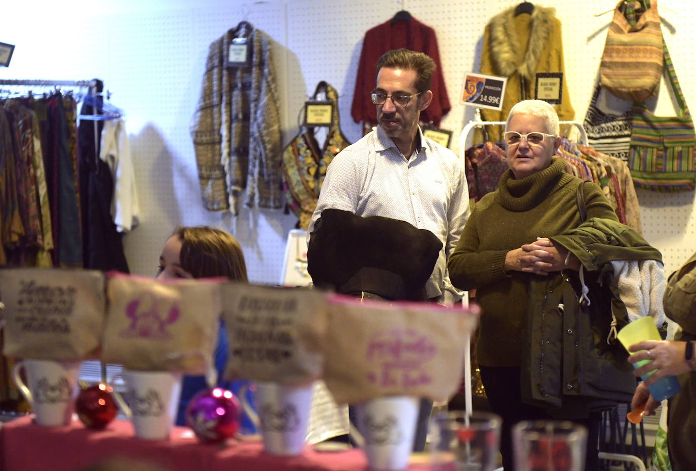 La cita ha llenado el recinto artístico de bigotes, símbolo de este movimiento internacional por la salud masculina. 
