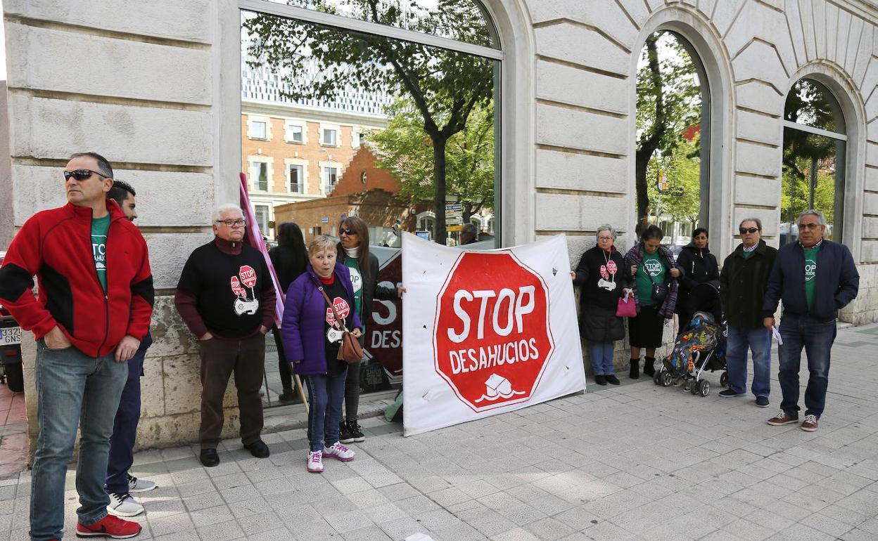 Concentracion de miembros de la Hipoteca (PAH) de Palencia en una imagen de archivo.