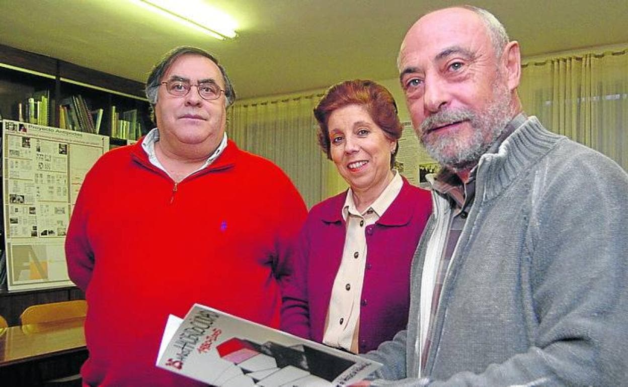 Con José Miguel Gutiérrez y Carmen González en 2005. 