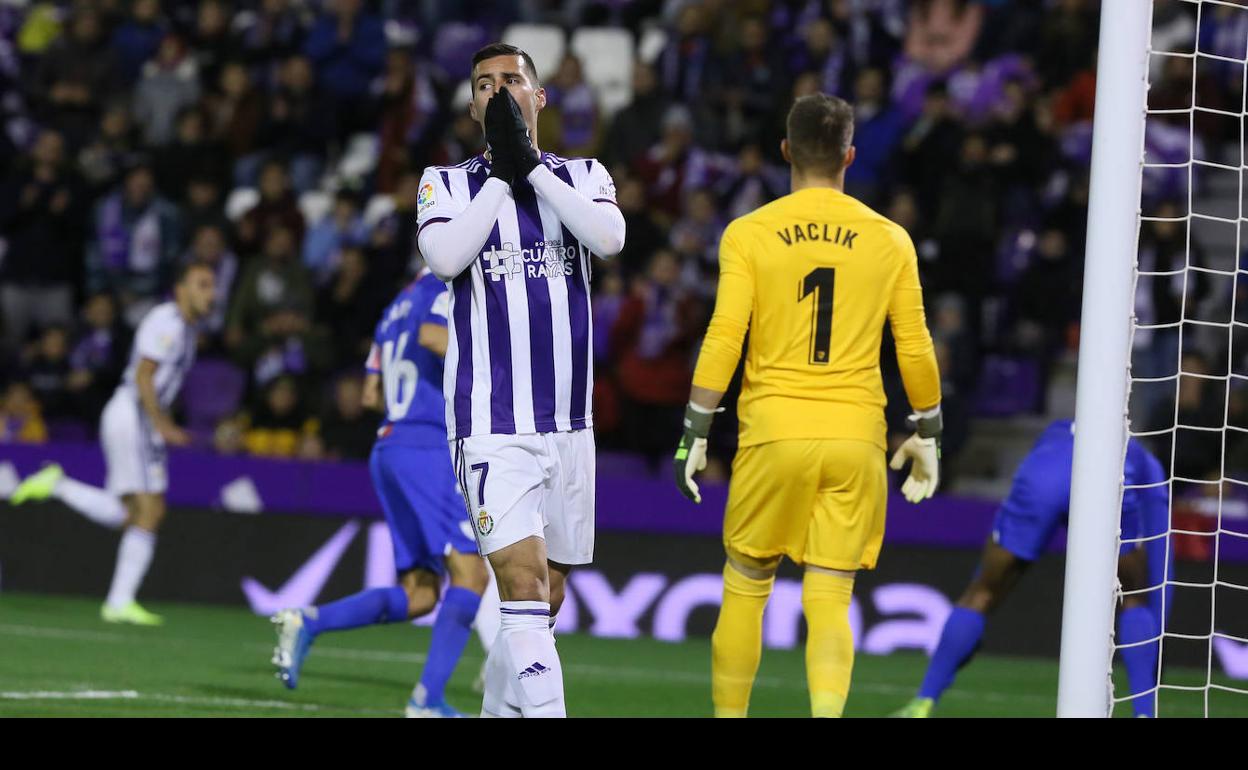 Guardiola se lamenta tras errar una ocasión de gol. 