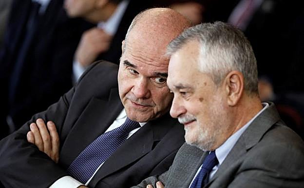 Los expresidentes socialistas José Antonio Griñán (d), y Manuel Chaves, en la Audiencia de Sevilla. 