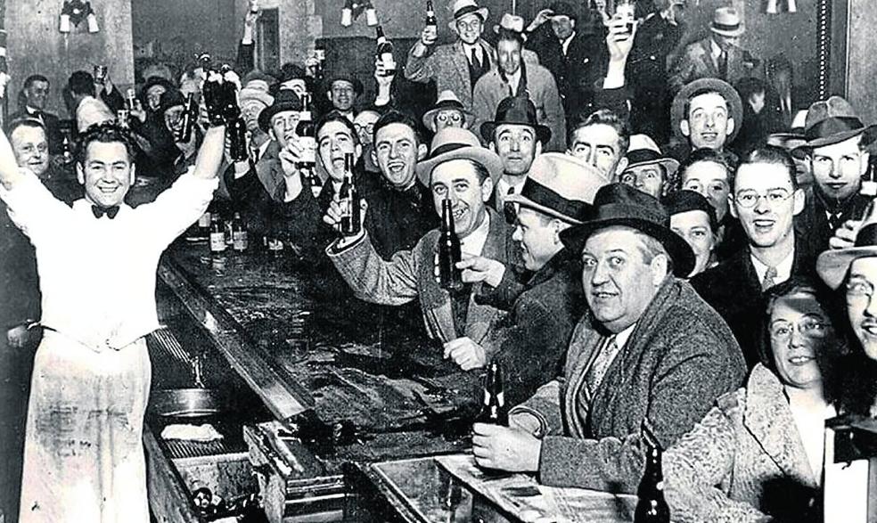 Clientes de un local celebran el fin de la Ley Seca en 1933.