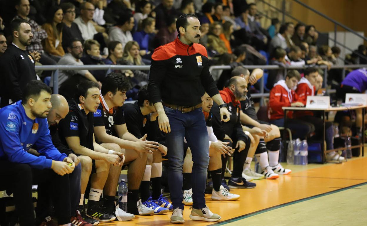 Dani Lorasque sigue un partido desde la banda. 