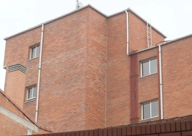 Imagen secundaria 1 - Arriba, fachada del edificio de la calle Industrias donde ocurrieron los hechos. Abajo, puerta precintada de la vivienda y parte trasera del bloque, en la que se ve la ventana desde la que el presunto agresor intentó arrojarse (abajo a la derecha). 