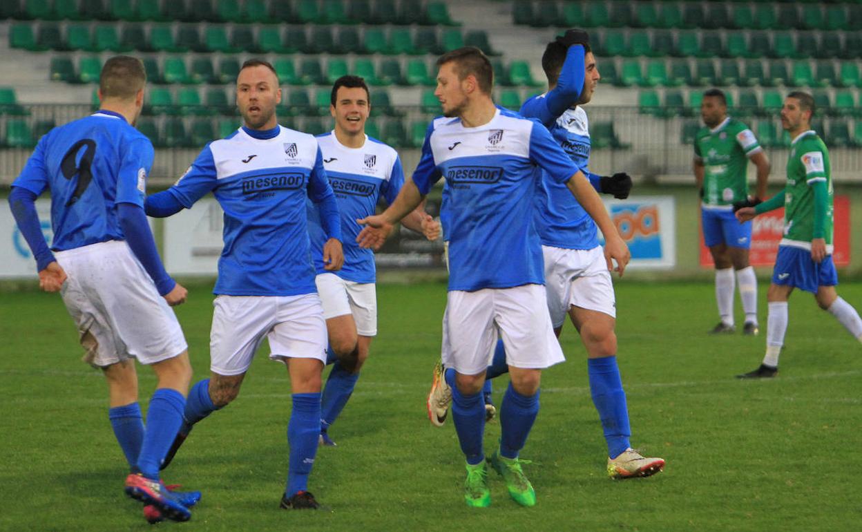 Los jugadores del Unami celebran el gol de Terleira en La Albuera. 