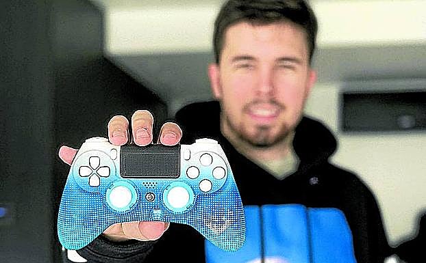 El jugador madrileño tiene el mando preparado.