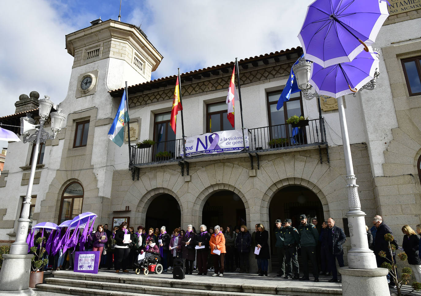 Fotos: Concentración contra la violencia de género en el Espinar