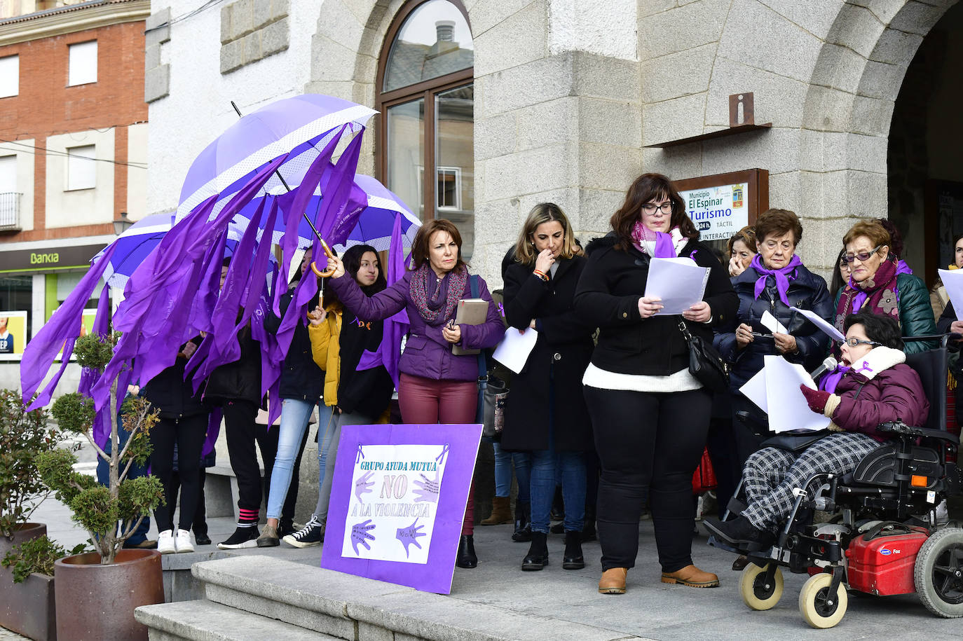 Fotos: Concentración contra la violencia de género en el Espinar