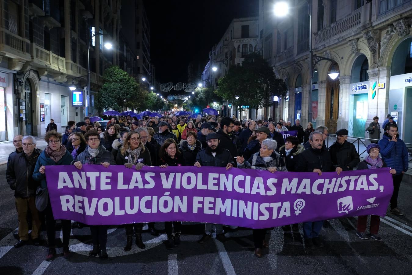 Más de 2.000 personas salieron hoy a las calles del centro de la ciudad convocadas por la Coordinadora de Mujeres 