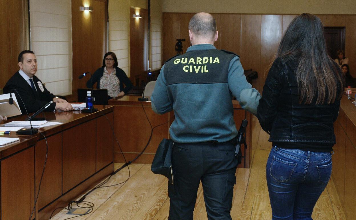 La acusada por el asesinato es conducida al estrado en una de las sesiones del juicio con jurado en la Audiencia de Valladolid. 