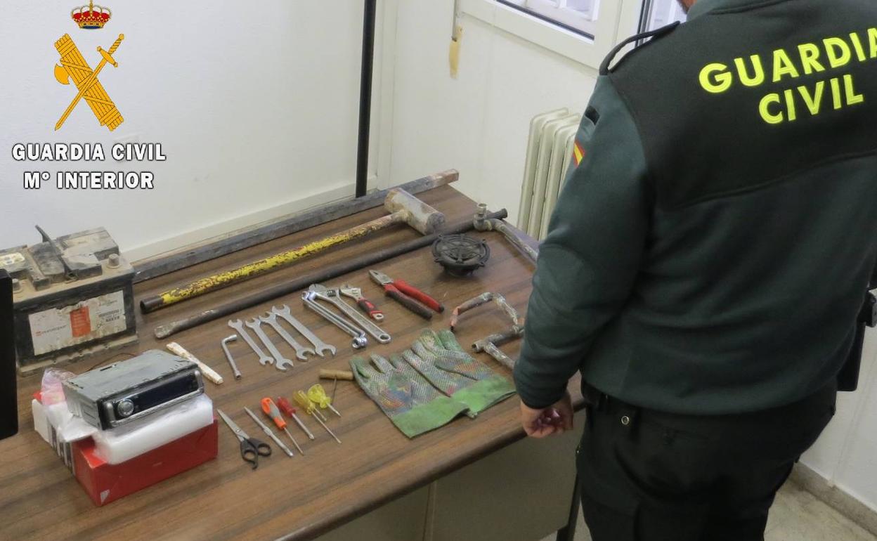 Utensilios incautados al presunto autor del robo en Venta de Baños. 