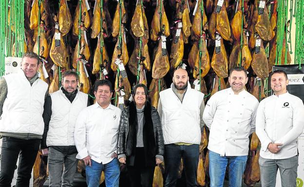 Los cocineros Pedro Mario Pérez, Miguel Ángel de la Cruz, Víctor Gutiérrez, Rubén Arnanz, Víctor Martín y Juanjo Losada, posan en Crespos con Cristina Blázquez. 