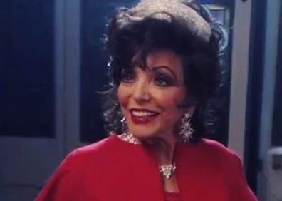 Imagen secundaria 1 - Joan Collins, la mala malísima de &#039;Dinastía&#039;, ficha por Valentino