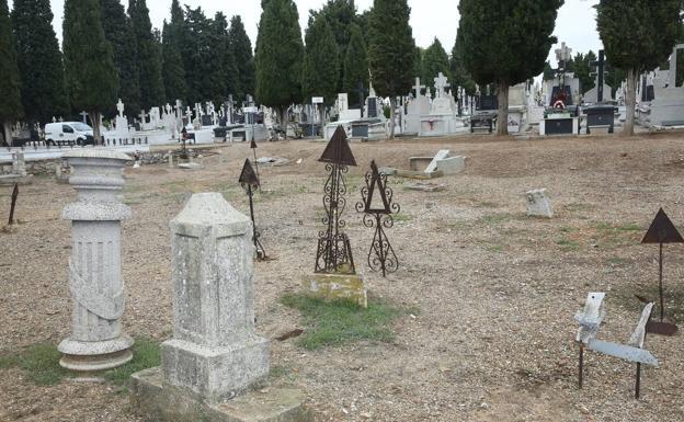 Explanada en el interior del cementerio donde se encuentran las tumbas masónicas. 