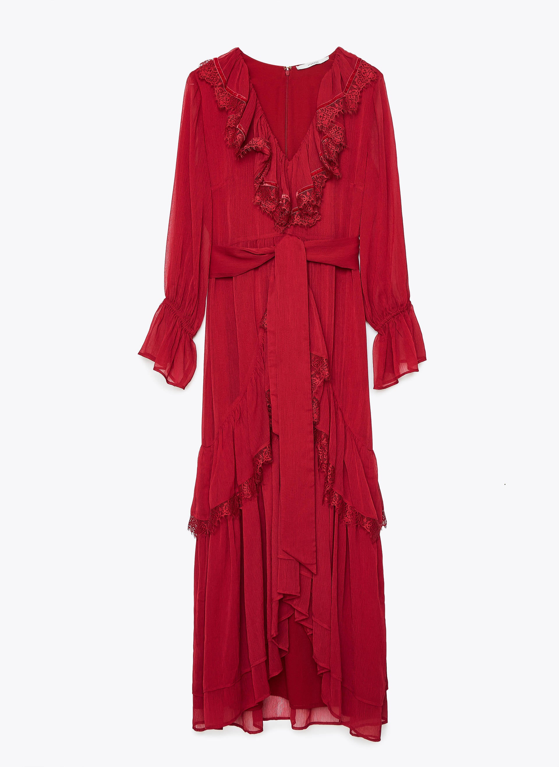 Vestido rojo con blondas, de Uterqüe (159 euros).