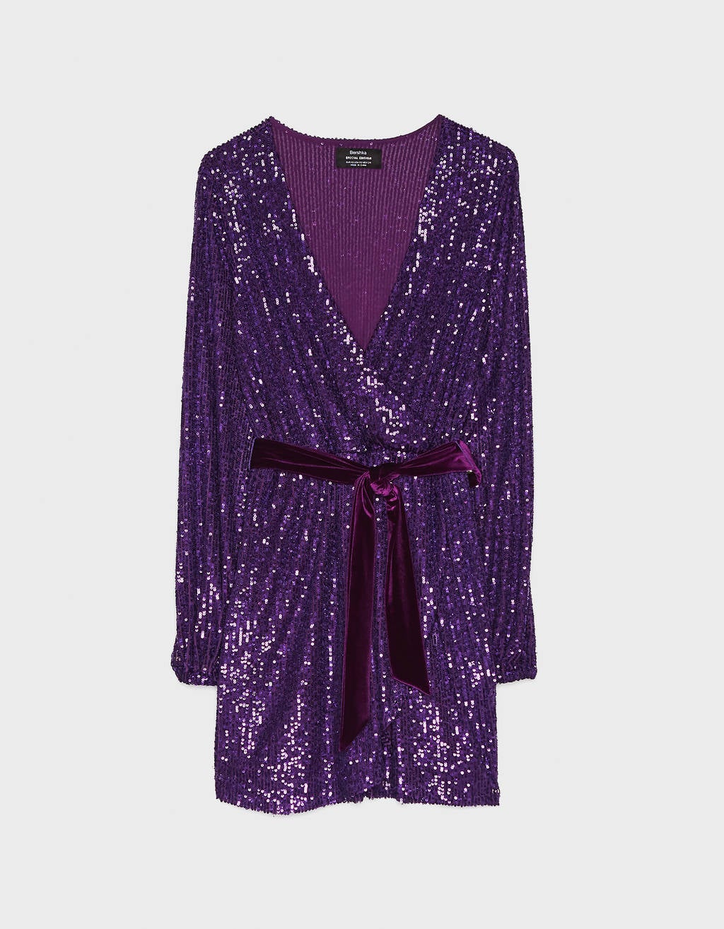 Vestido cruzado de lentejuelas con cinturón de terciopelo, de Bershka (35,99 euros).