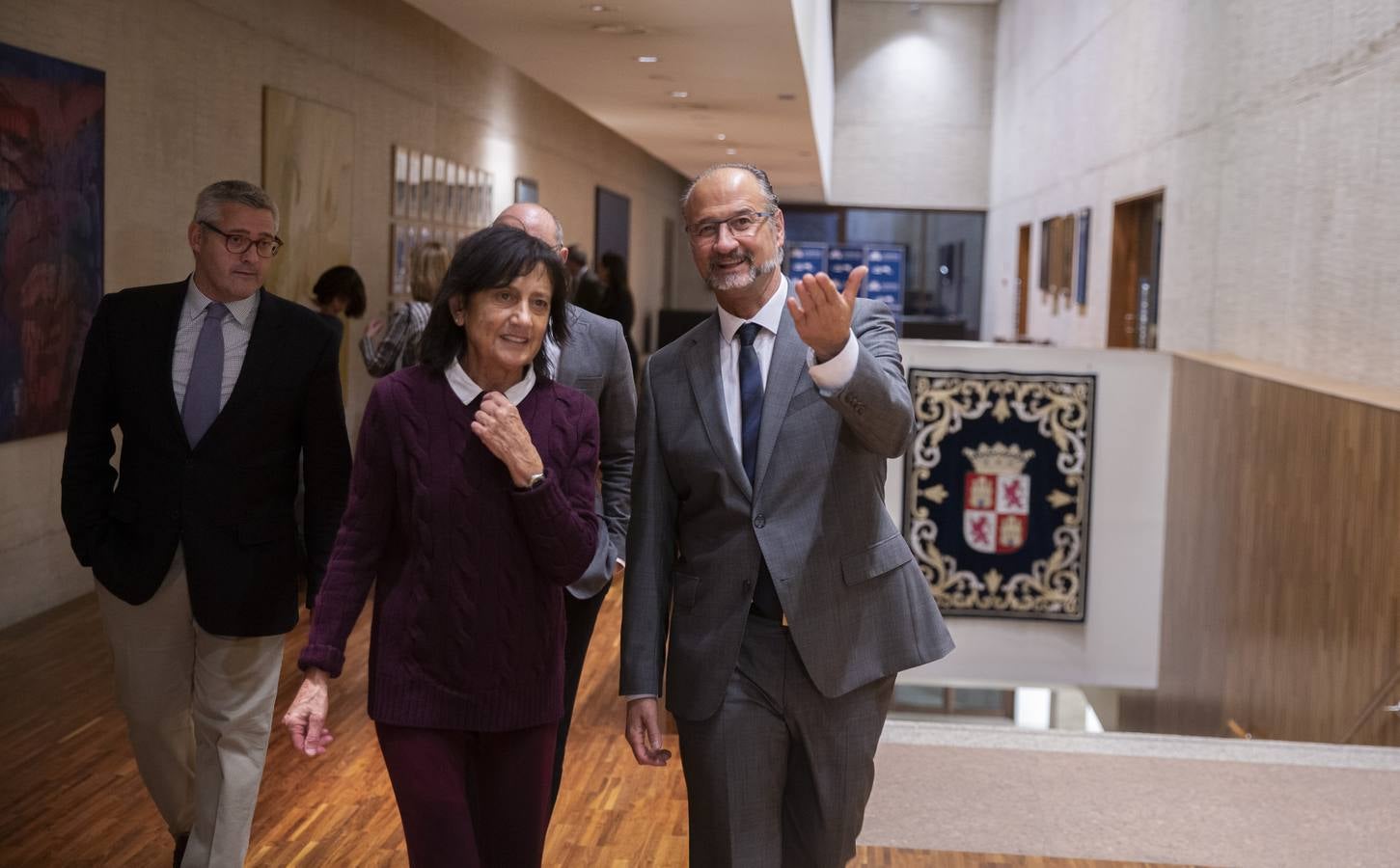 Un retrato y una placa con su nombre en la antigua sala de mesa y portavoces rinden tributo al escritor con motivo del centenario de su nacimiento 