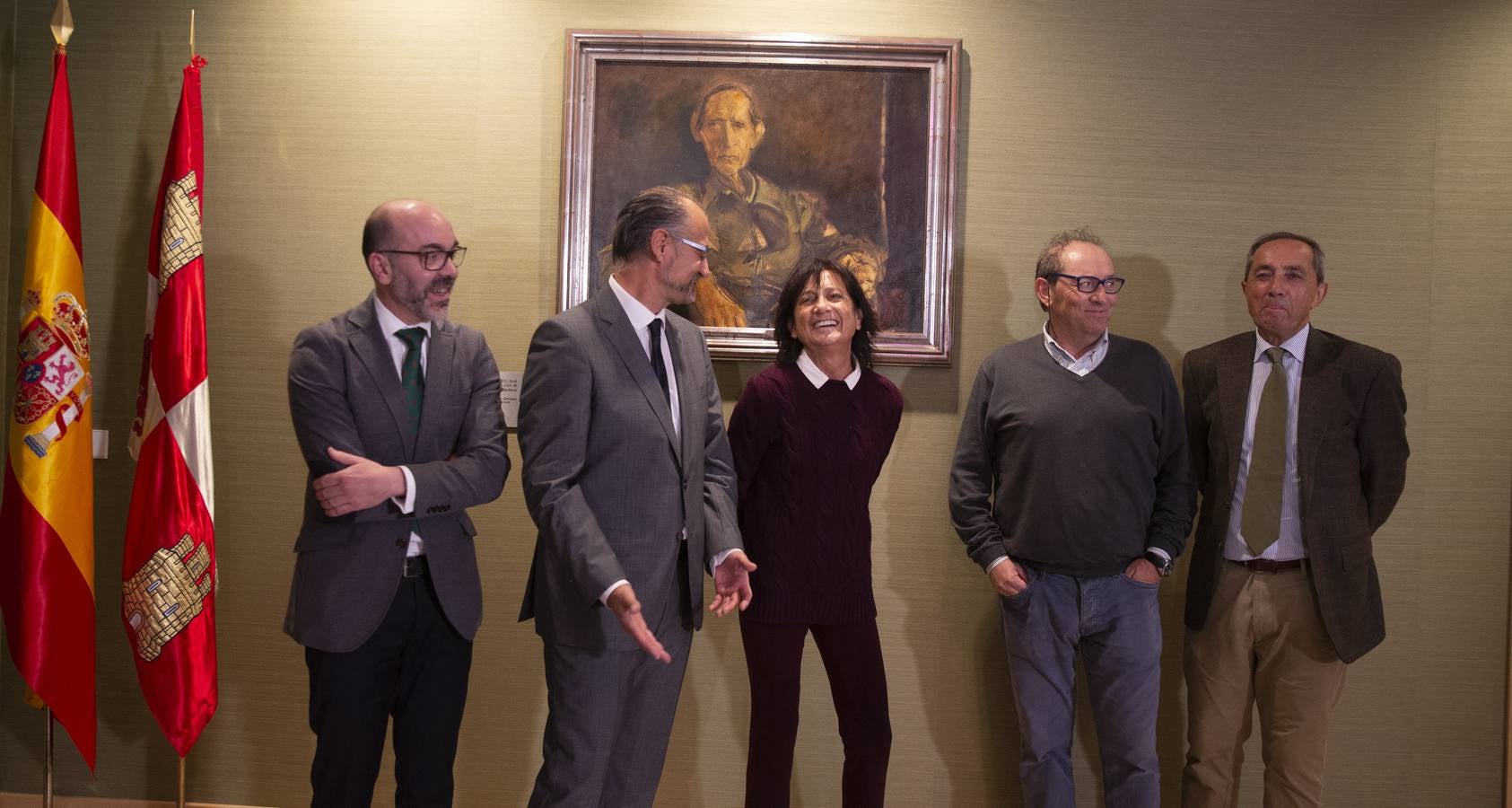 Un retrato y una placa con su nombre en la antigua sala de mesa y portavoces rinden tributo al escritor con motivo del centenario de su nacimiento 