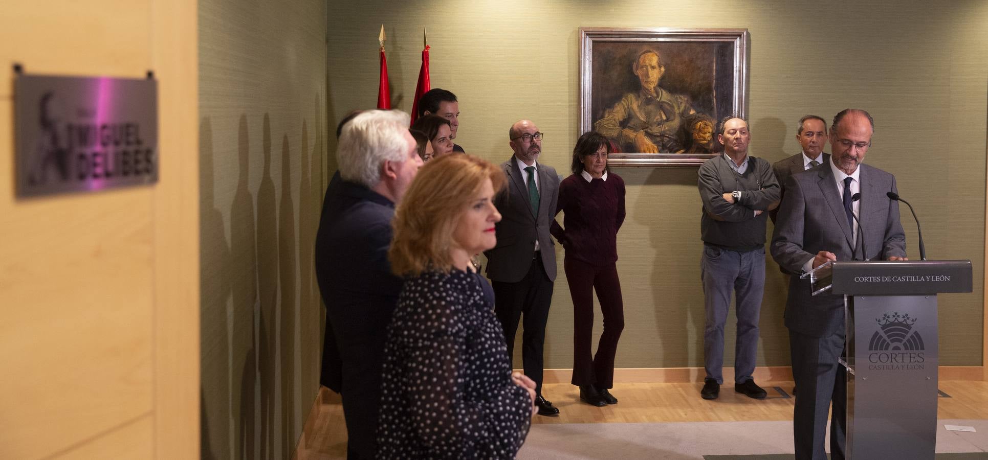 Un retrato y una placa con su nombre en la antigua sala de mesa y portavoces rinden tributo al escritor con motivo del centenario de su nacimiento 