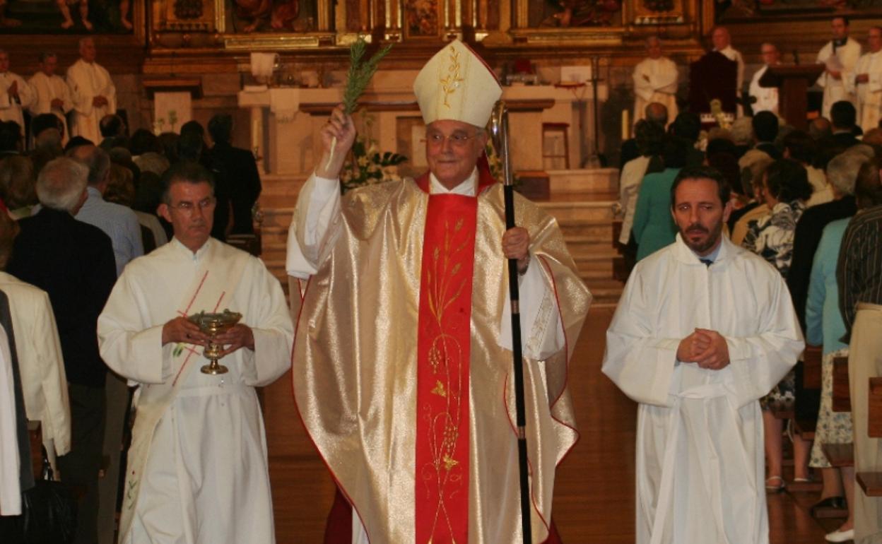 El cardenal Amigo durante una de sus visitas a Rioseco.