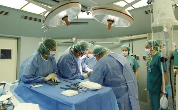 Una intervención quirúrgica en el Hospital Clínico de Valladolid