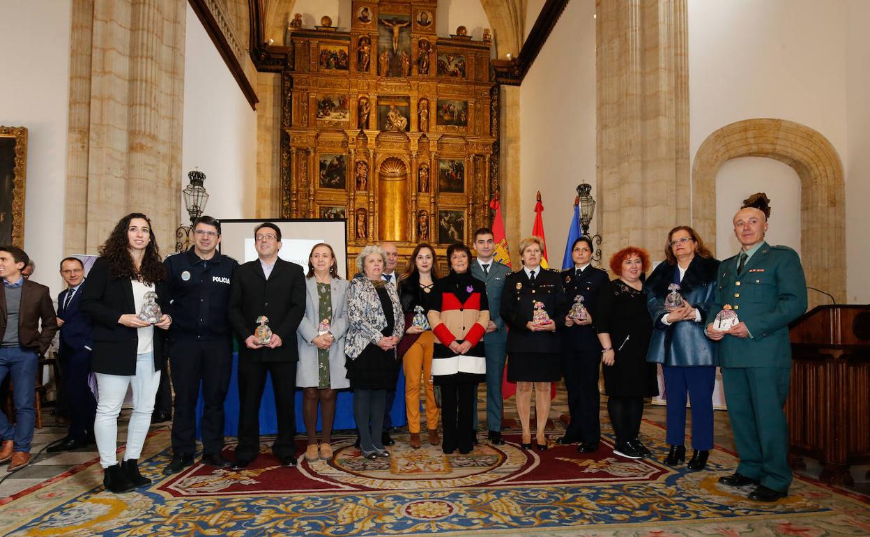 Foto de familia de los premiados y representantes de los colectivos galardonados, junto a la delegada y subdelegada del Gobierno. 