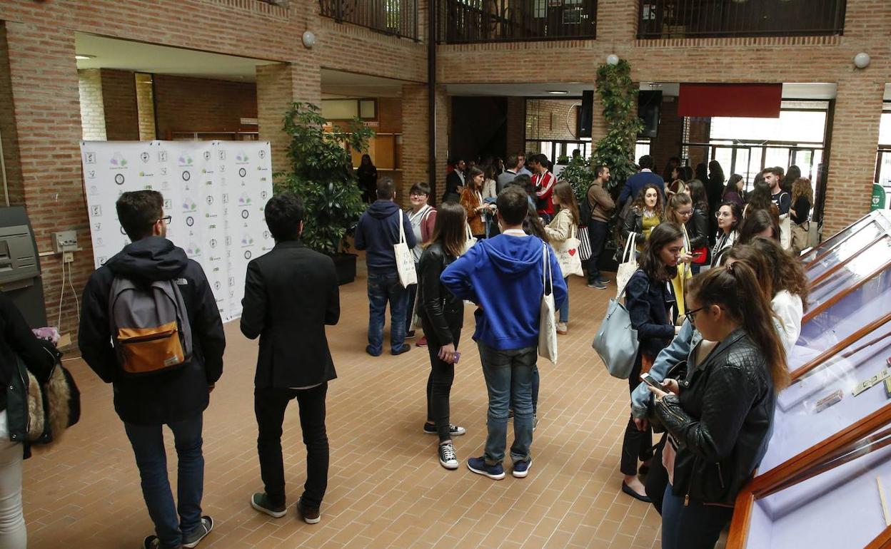 Estudiantes universitarios en los pasillos de su facultad.