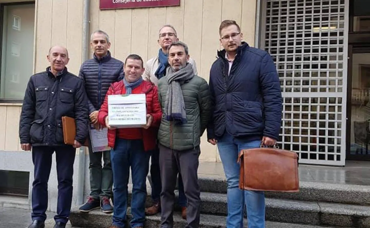 Asistentes a la reunión en la Consejería de Educación. 