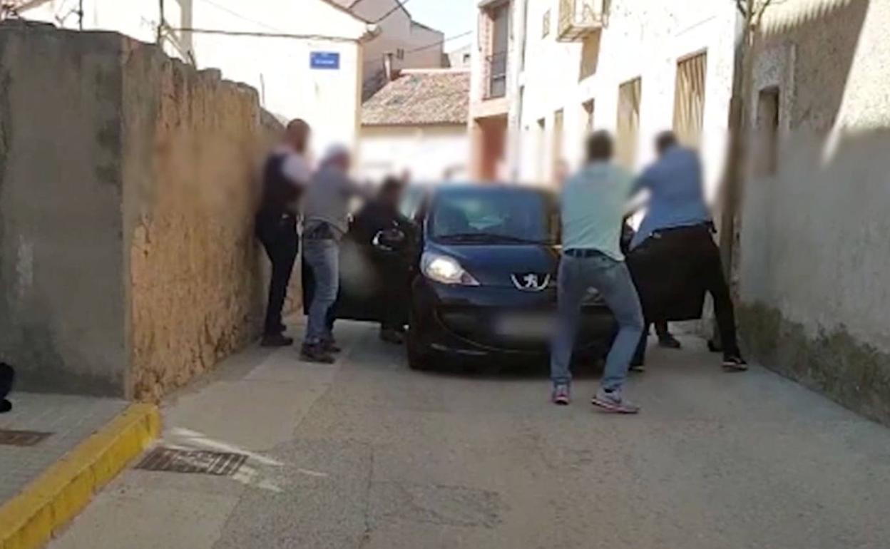 Agentes de la Policía Nacional sacan a Camacho Chacón del vehículo en una calle de Bernuy de Porreros.