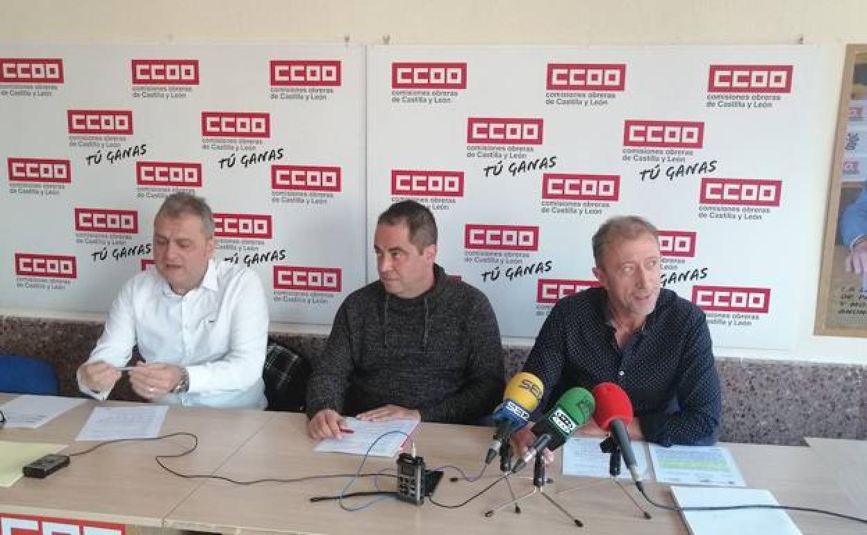 Miguel Ángel Breznes, Óscar Antolín y Juan Carlos González, durante la rueda de prensa en la sede de CCOO. 