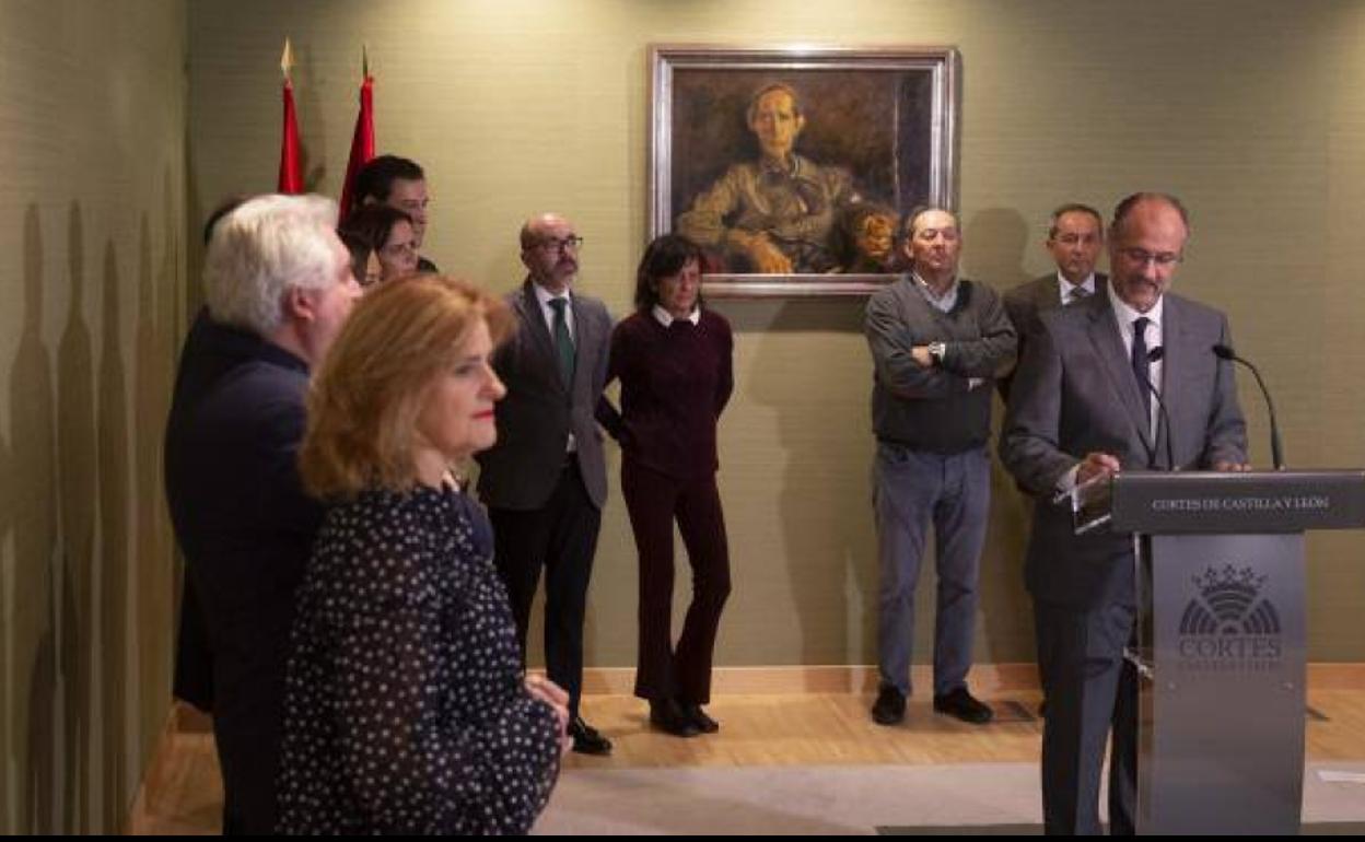 Luis Fuentes, presidente de las Cortes, acompañado por el consejero de Cultura, Javier Ortega, junto Elisa, Adolfo y Germán Delibes ante el retrato de su padre, obra del pintor Álvaro Delgado Ramos.